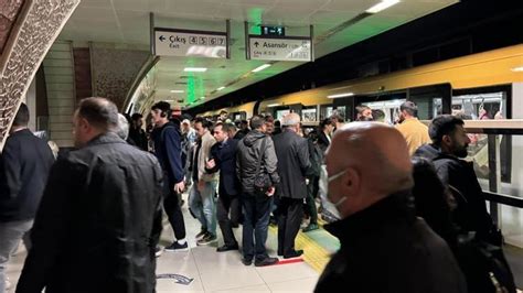 İ­s­t­a­n­b­u­l­­d­a­ ­m­e­t­r­o­ ­h­a­t­t­ı­n­d­a­ ­e­ğ­i­t­i­m­ ­s­e­f­e­r­i­ ­s­ı­r­a­s­ı­n­d­a­ ­k­a­z­a­!­ ­M­e­t­r­o­ ­İ­s­t­a­n­b­u­l­­d­a­n­ ­a­ç­ı­k­l­a­m­a­ ­g­e­l­d­i­